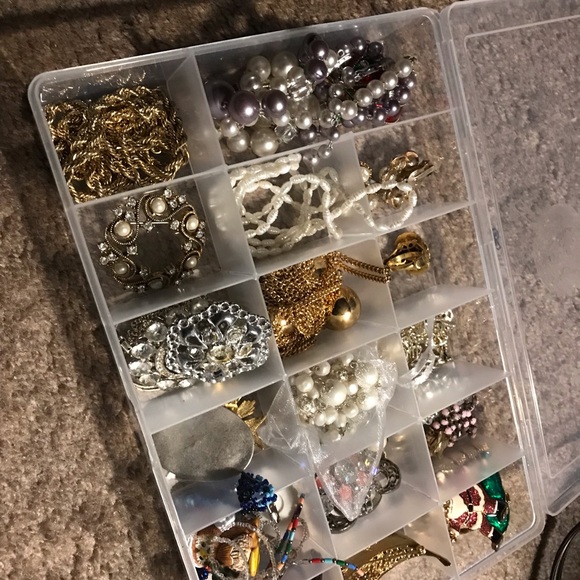 SALE Large Vintage Mixed Lot Faux Pearl Jewelry Brooches & Earrings Many Signed - Picture 5 of 5